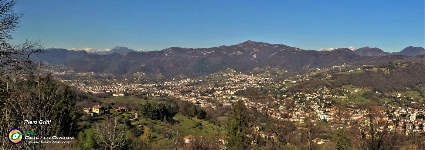 46 Dal Parco soprastante il Castello di San Vigilio vista panoramica a nord verso il Canto Alto.jpg